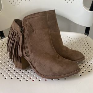 Wild diva lounge boots, 6.5, tan, slightly used